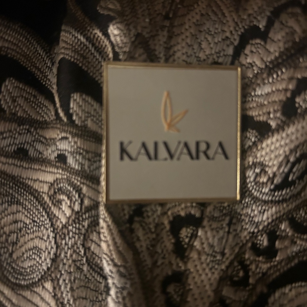 Kalvara Square Logo Pin - Gold & White
